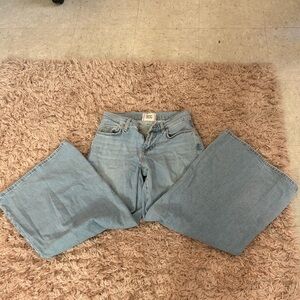 Urban wide leg low waisted jeans in light wash size 24
